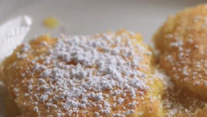 Easy Lemon Bars sprinkled with powdered sugar