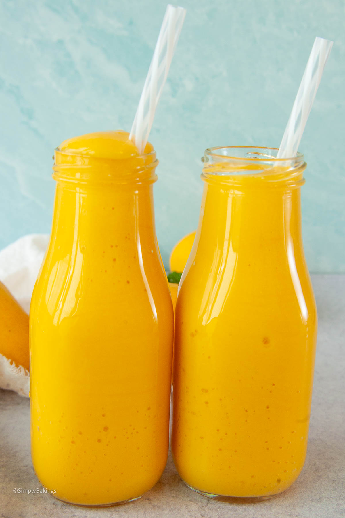 2 Mango shakes in a glass jar with straws