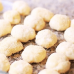 freshly baked filipino pandesal