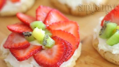 delicious mini fruit pizza using sugar cookies