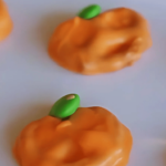 easy no bake chocolate pumpkin pretzels