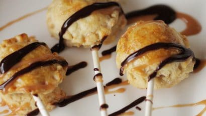 Mini apple pie pops with choco syrup on top