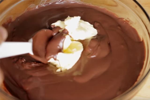 mixing melted chocolate and shortening