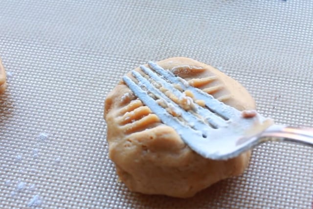 making criss cross mark in each cookie using a fork