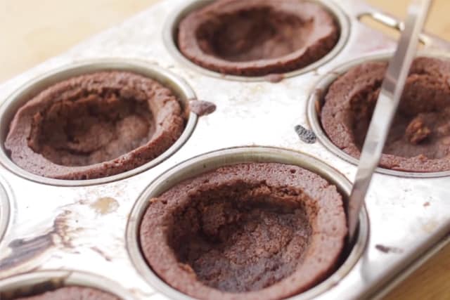 taking out the brownie cupcake bowl from the muffin pan