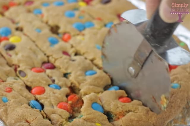 slicing the cookie bars
