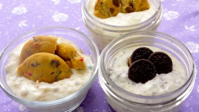 no bake cheesecakes in three mason jars topped with cookies