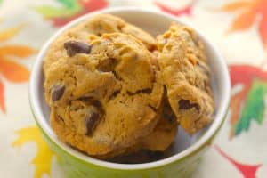 delicious flourless peanut butter cookies in a green bowl