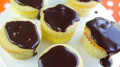 Easy Boston Cream Cupcakes with ganache and vanilla pudding filling