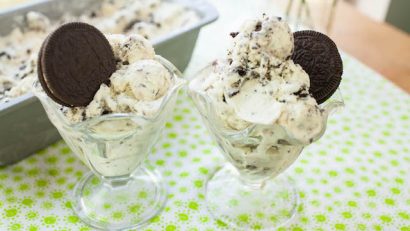 2 oreo ice cream in sundae containers