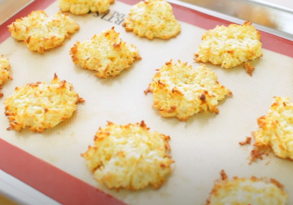 freshly baked macaroon cookies