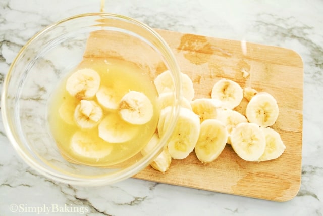 dipping sliced bananas into lemon juice for banana pudding recipe