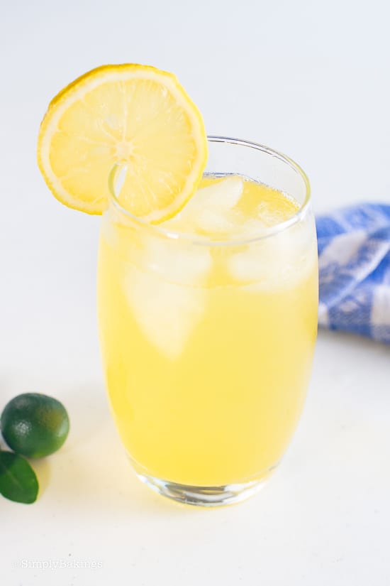 Calamansi juice in a glass with lemon slice