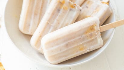 5 cinnamon crunch popsicles in a white bowl