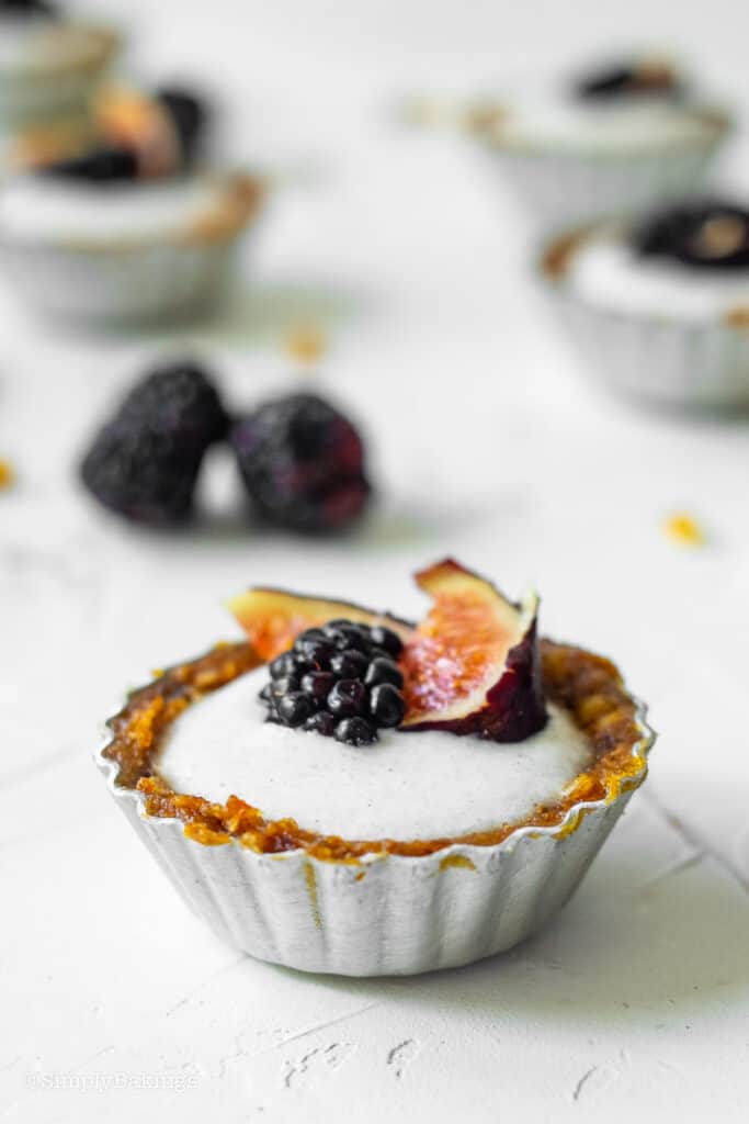 fig blackberry tart-2 fruity mini tart topped fig and blackberries