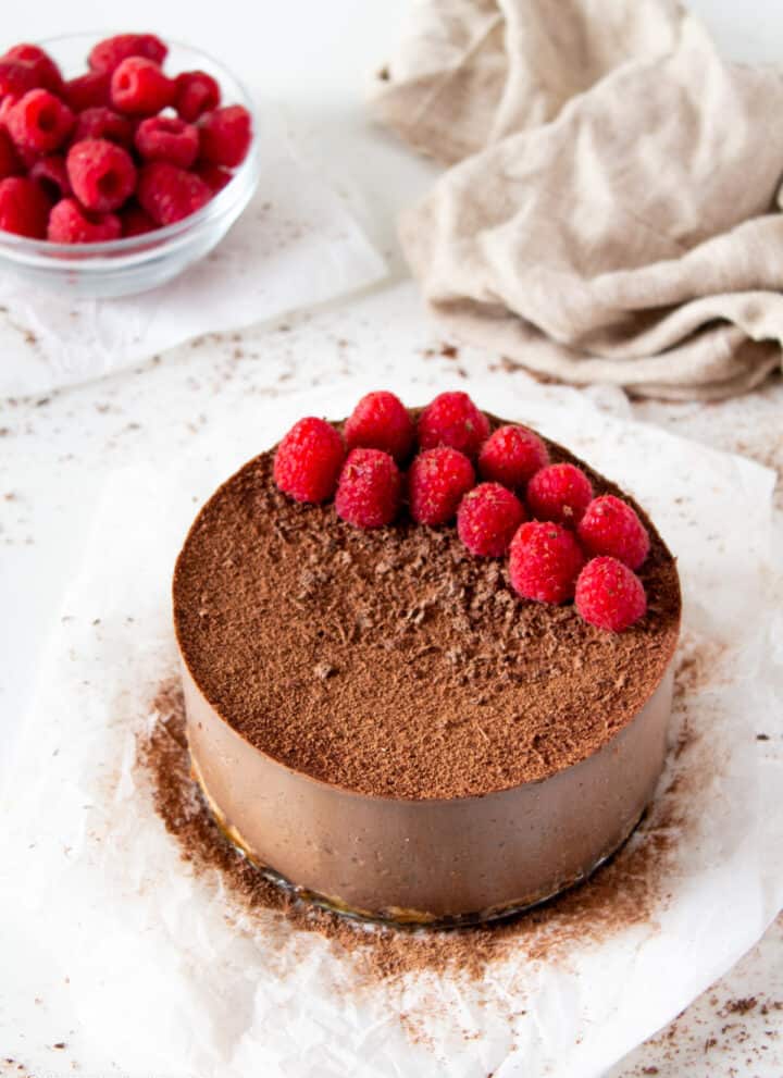 healthy and easy no-bake vegan chocolate cake topped with fresh strawberries