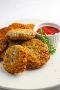 fishless cakes with tomato sauce
