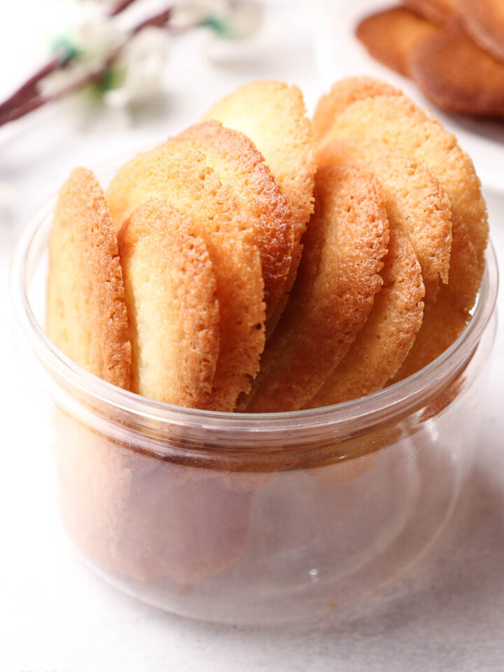 A cup filled with yummy Lengua De Gato