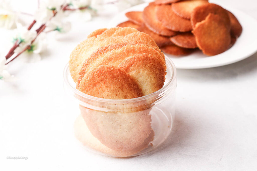 A cup and a plate filled with Lengua De Gato