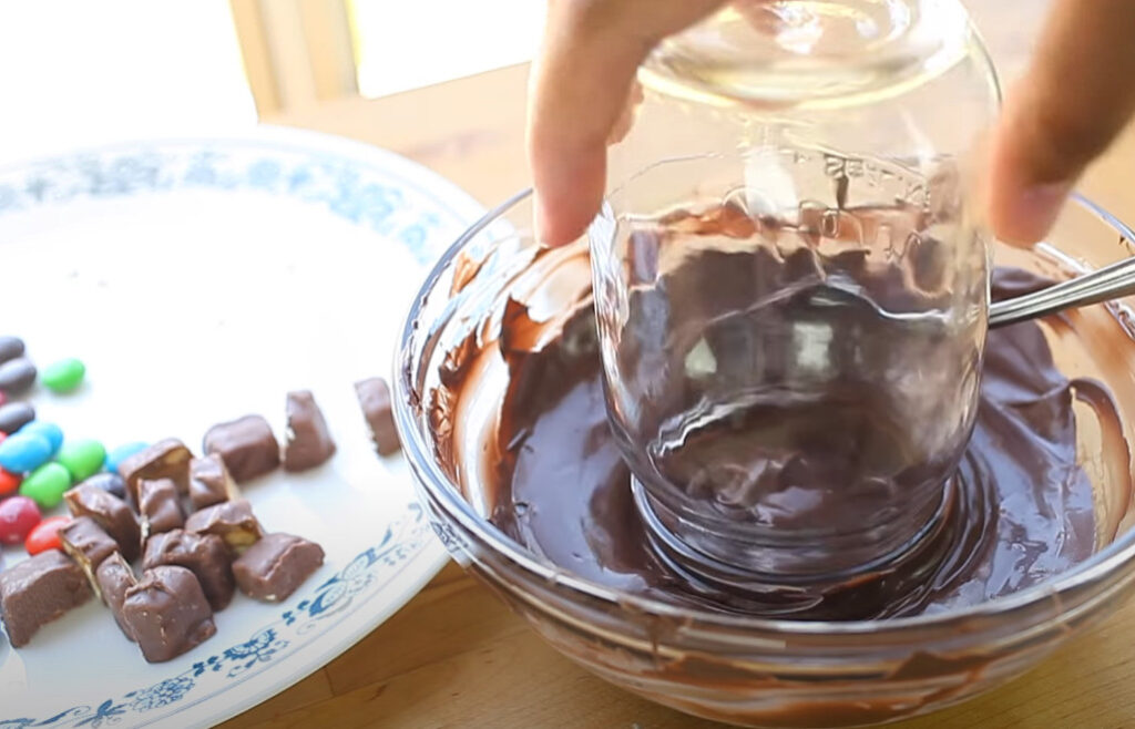 dipping mason jar rim to melted chocolate