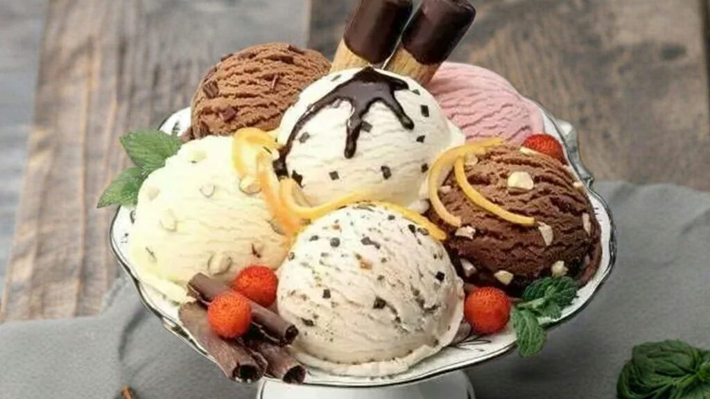 Delicious scoops of ice cream in a white bowl