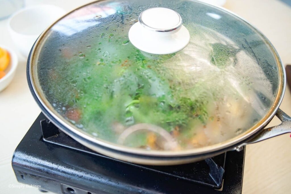 Lid covering the pan to cook the vegetables