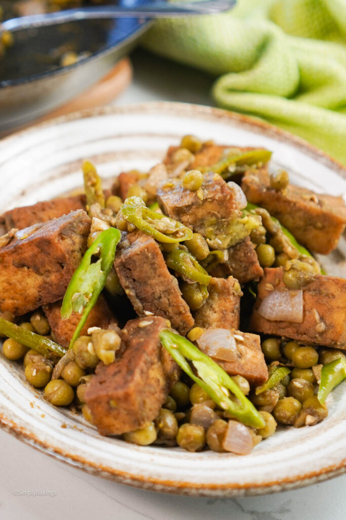 Tofu and green peas in spicy balsamic sauce